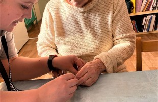 В Башкирской библиотеке для слепых прошел мастер-класс по плетению браслетов дружбы