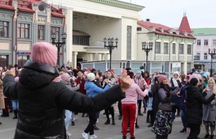 В Уфе прошёл масштабный флешмоб «Башкирский танец со звездой»