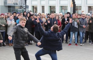 В Уфе прошёл масштабный флешмоб «Башкирский танец со звездой»