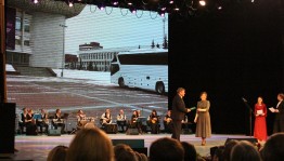 Фәйзи Ғәскәров исемендәге халыҡ бейеүҙәре ансамбле 80 йыллығына яңы автобус алды