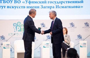 Радий Хабиров наградил деятелей культуры и искусства