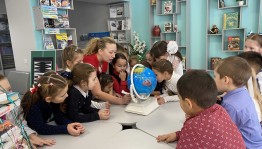 В Наумовской модельной библиотеке появился интерактивный глобус нового поколения