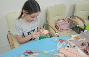 В Кандринской детской модельной библиотеке состоялся мастер-класс «Свит-дизайн: съедобные букеты»