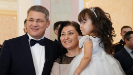 Радий Хабиров обратился к женщинам республики в стихах