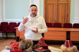 Юлай Галиуллин провёл мастер-класс по традиционному мужскому головному убору