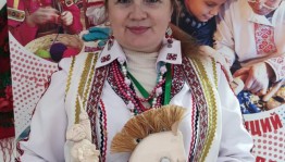Гостья из Мордовии научилась плести лапти на фестивале "Айда играть"