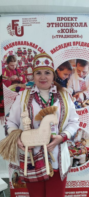 Гостья из Мордовии научилась плести лапти на фестивале "Айда играть"