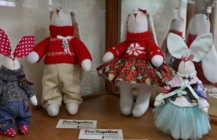В Центральной городской библиотеке Уфы открылась выставка Олеси Мамоновой «Хоровод кукол»
