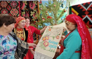 В модельной сельской библиотеке села Верхнеиткулово Ишимбайского района состоялся мастер-класс по основам традиционного ткачества башкир