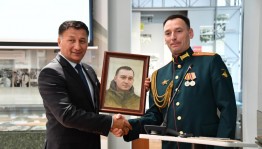Юрий Сивачев подарил портреты сослуживцев по СВО Национальному музею Башкортостана