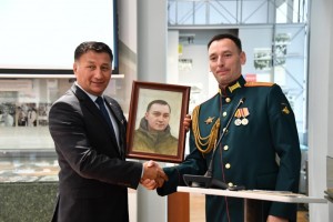 Юрий Сивачев подарил портреты сослуживцев по СВО Национальному музею Башкортостана