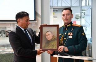 Юрий Сивачев подарил портреты сослуживцев по СВО Национальному музею Башкортостана