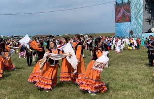 Прямо сейчас у подножия шихана Торатау проходит "Торатау Йыйыны"