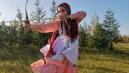 Жители Ямало-Ненецкого автономного округа учились стрелять из лука и играть на курае