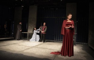 Национальный молодежный театр представил премьеру трагикомедии «Поджигатель»