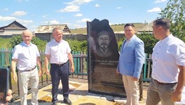 В Баймакском районе открыли памятник сказителю Габиту Аргынбаеву