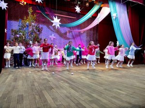 Новогоднее представление «Новый год стучится в дверь» провели для юных жителей села Чекмагуш
