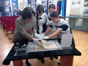 «Сокровищница мудрости»: На музейной гостиной школьники познакомились с наследием Гали Сокороя