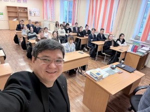 Директор Башкирского драматического театра имени Мажита Гафури встретился с выпускниками школ Уфы