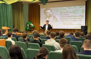 Директор Башкирского драматического театра имени Мажита Гафури встретился с выпускниками школ Уфы