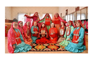 В национальных одеждах отражается дух и характер народа: участники фестиваля «Платок-символ Мира»