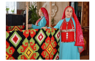 В национальных одеждах отражается дух и характер народа: участники фестиваля «Платок-символ Мира»