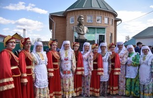 В татарском общественном ИКЦ «Тюменяк» установлен бюст Габдулле Тукаю