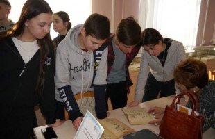 Учащиеся Башкирской гимназии имени Рами Гарипова посетили выставку, посвященную жизни и творчеству народного поэта Башкортостана
