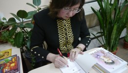 Писательница Дина Гаврилова в Национальной библиотеке встретилась с уфимскими читателями