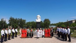 В городе Сибае состоялась церемония возложения цветов к памятнику Салавата Юлаева