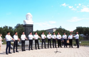 В городе Сибае состоялась церемония возложения цветов к памятнику Салавата Юлаева