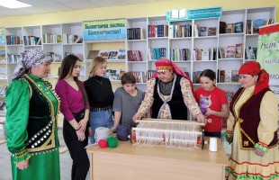 Дети познакомились с ткачеством в Верхнеиткуловской модельной библиотеке