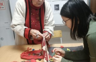 Студентов БГУ обучили тамбурной вышивке и изготовлению традиционной славянской куклы