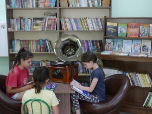 Посетители Центра юношеского чтения послушали лучшие сказки на «Старой пластинке»