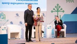 Радий Хабиров наградил деятелей культуры и искусства