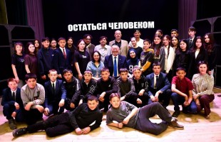 «Остаться человеком»: Башдрамтеатр имени Мажита Гафури представил в районах республики новый спектакль