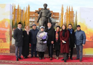 В Уфе возложили цветы к памятнику Мустая Карима