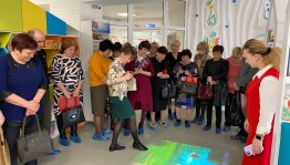 В Наумовской модельной библиотеке читатели играют на интерактивном полу