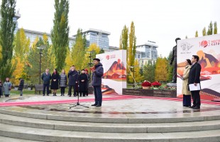 В Уфе состоялась церемония возложения цветов к памятнику народному поэту Башкортостана Мустаю Кариму