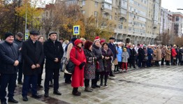 В Уфе состоялась церемония возложения цветов к памятнику народному поэту Башкортостана Мустаю Кариму