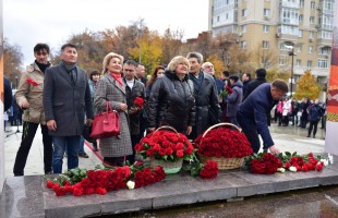 В Уфе состоялась церемония возложения цветов к памятнику народному поэту Башкортостана Мустаю Кариму