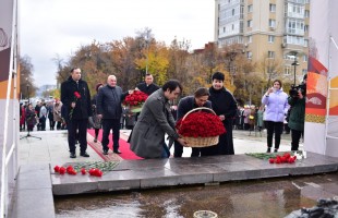 В Уфе состоялась церемония возложения цветов к памятнику народному поэту Башкортостана Мустаю Кариму
