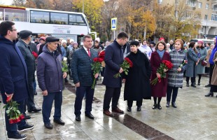 В Уфе состоялась церемония возложения цветов к памятнику народному поэту Башкортостана Мустаю Кариму