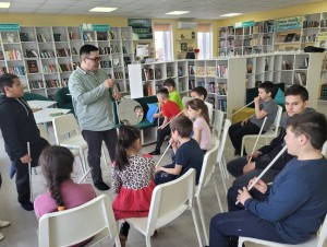 В модельной библиотеке села Верхнеиткулово провели мастер-классы по игре на курае