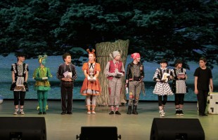 Юные актеры инклюзивного народного театра «Күңел күҙе» получили сертификат на передачу книг от Каринэ Хабировой