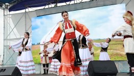 Жители и гости Сургута провели народный праздник сабантуй.
