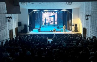 Спектакль «Одной жизни, видно, мало…» получил теплый прием у жителей Зауралья