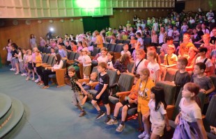 Премьера Салаватского башкирского театра рассказывает детям о правилах дорожного движения