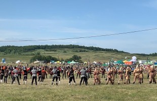 Прямо сейчас у подножия шихана Торатау проходит "Торатау Йыйыны"
