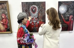 Раушания Бадретдинова представила серию картин о женской силе и духовном богатстве